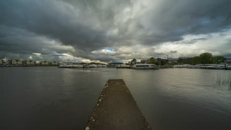 Zeitraffer-Von-Carrick-On-Shannon-Town-In-Der-Grafschaft-Leitrim-Und-Roscommon-Mit-Ziehenden-Wolken-Am-Fluss-Shannon-In-Irland