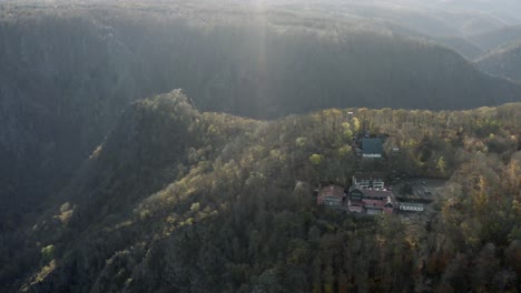 Drohnenluftaufnahme-Von-Thale,-Rosstrappen,-Hexenstieg,-Hexentanzplatz-Und-Dem-Bodetal-Im-Norden-Des-Nationalparks-Harz-Im-Spätherbst-Bei-Sonnenuntergang,-Deutschland,-Europa