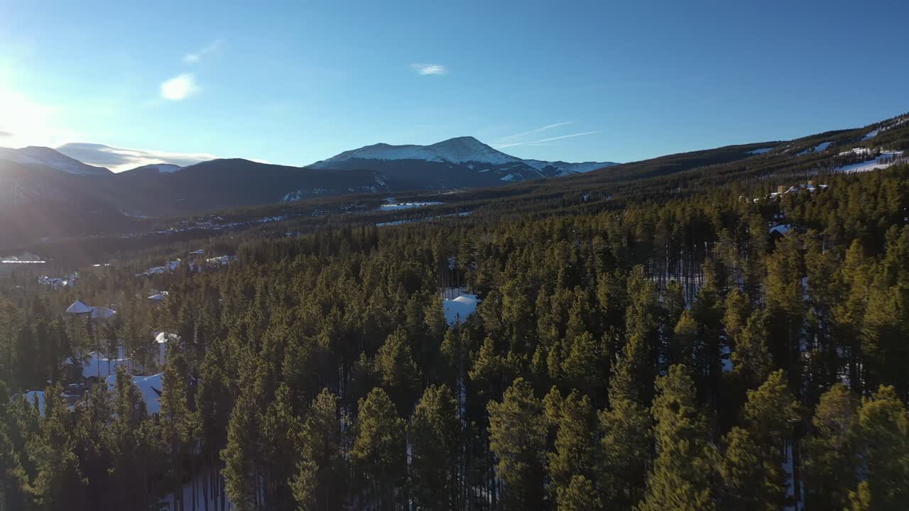 Vista aerea di un paesaggio montano innevato con baite