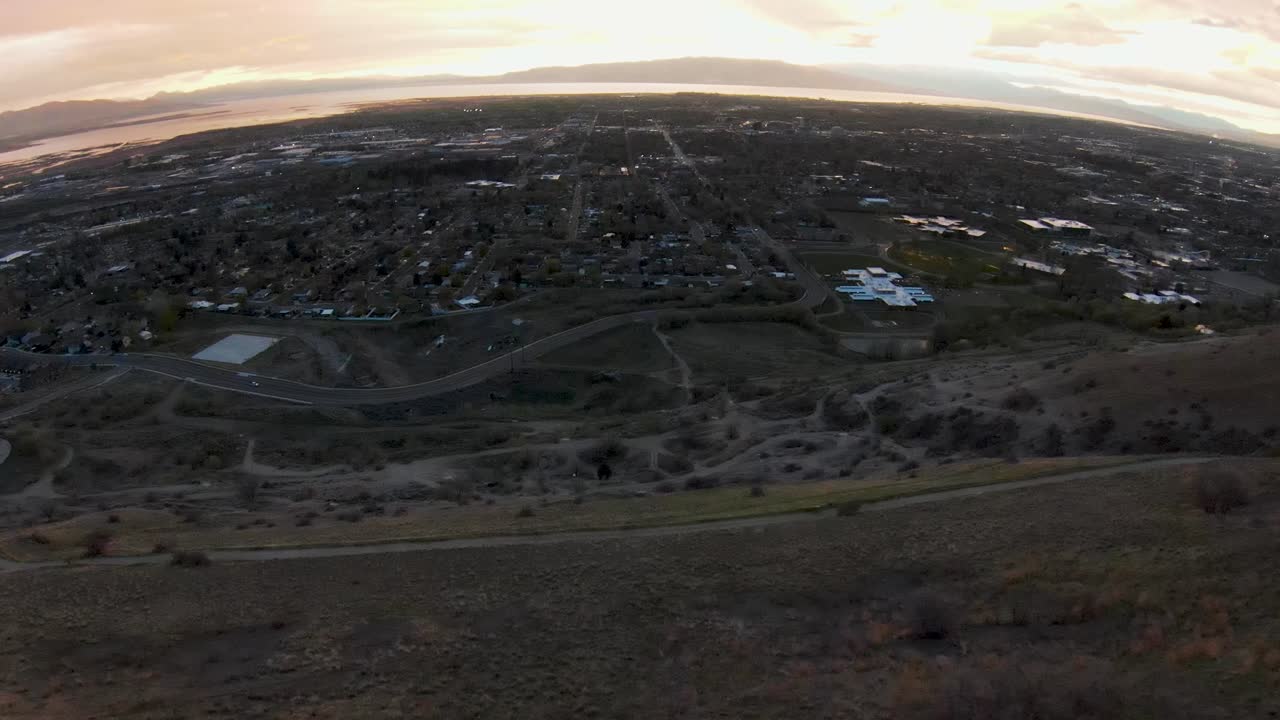vista aérea de la ciudad de provo con el lago utah - un lago de agua dulce en el condado de utah, utah, estados unidos