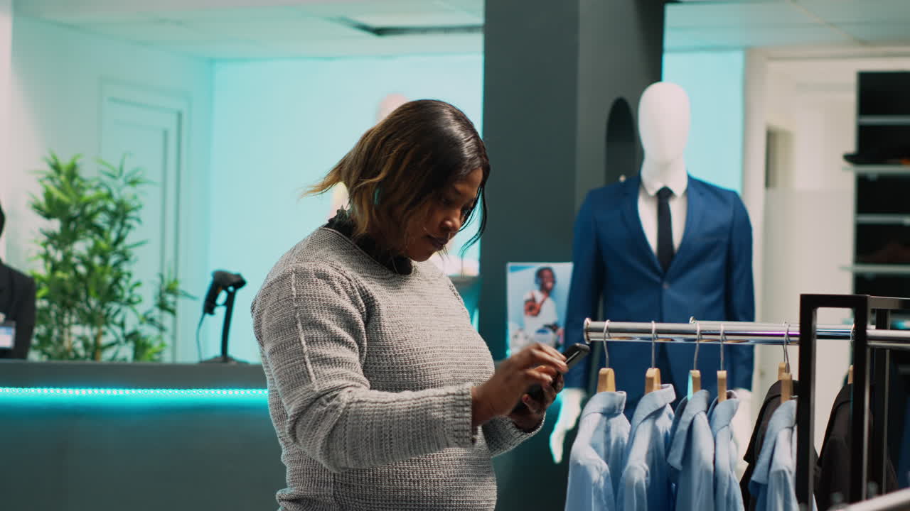 Acquisto della donna in un negozio di abbigliamento