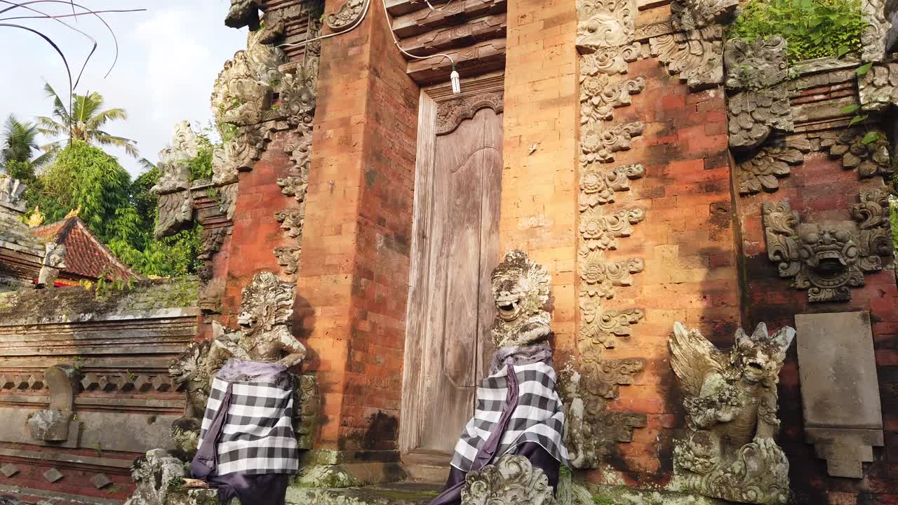 blahbatuh 사원, 발리 힌두교, 조각, 문 및 장신구의 세부 사항 및 기도와 종교, 인도네시아, 아시아를 위한 웅장한 사원의 문에 있는 발리 조각상