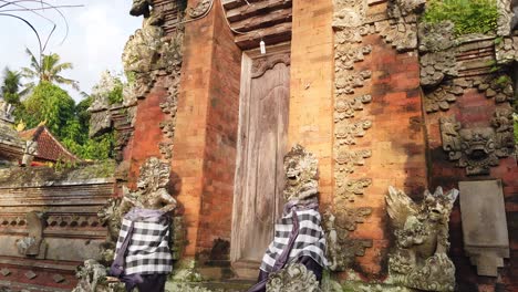 Balinese-Statues-at-Blahbatuh-Temple,-Bali-Hinduism,-Sculptures,-Door-and-Details-of-Ornaments-and-Gate-of-the-Magnificent-Temple-for-Prayer-and-Religion,-Indonesia,-Asia