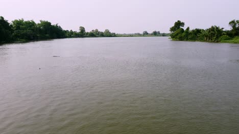 Die-Flugumgebung-Pflanzt-Den-Grünen-Wald-Und-Das-Flussufer