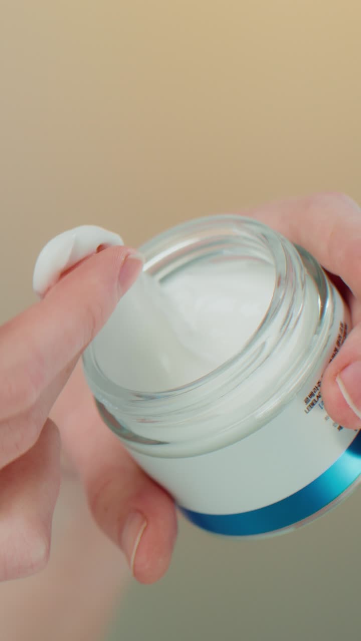 la aplicación de crema facial