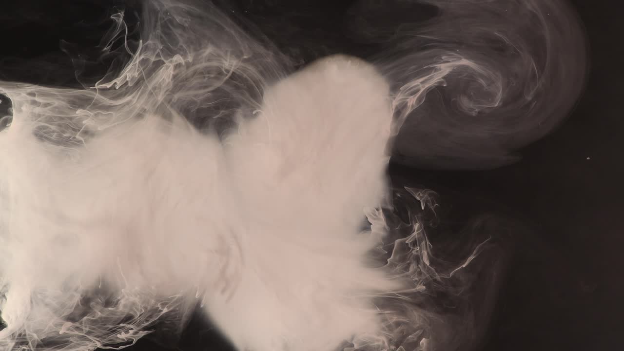 흰색은 "펑" 하고 소용돌이치는 사랑스러운 흰색 조각이 나옵니다. 완전히 자연스러운 추상 비디오 클립
