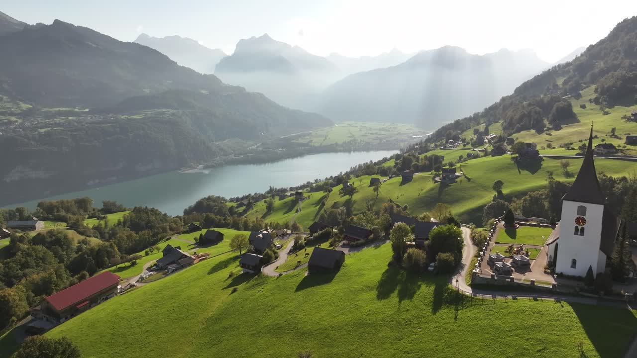 Splendida vista aerea di un pittoresco villaggio nelle Alpi Svizzere