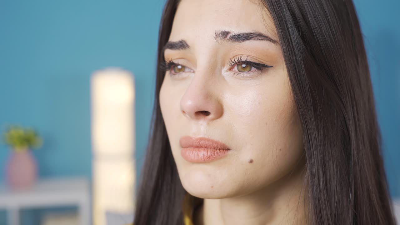 una joven triste llorando, desesperada y preocupada y deprimida.