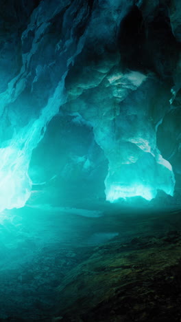 explorando las profundidades de una cueva glacial