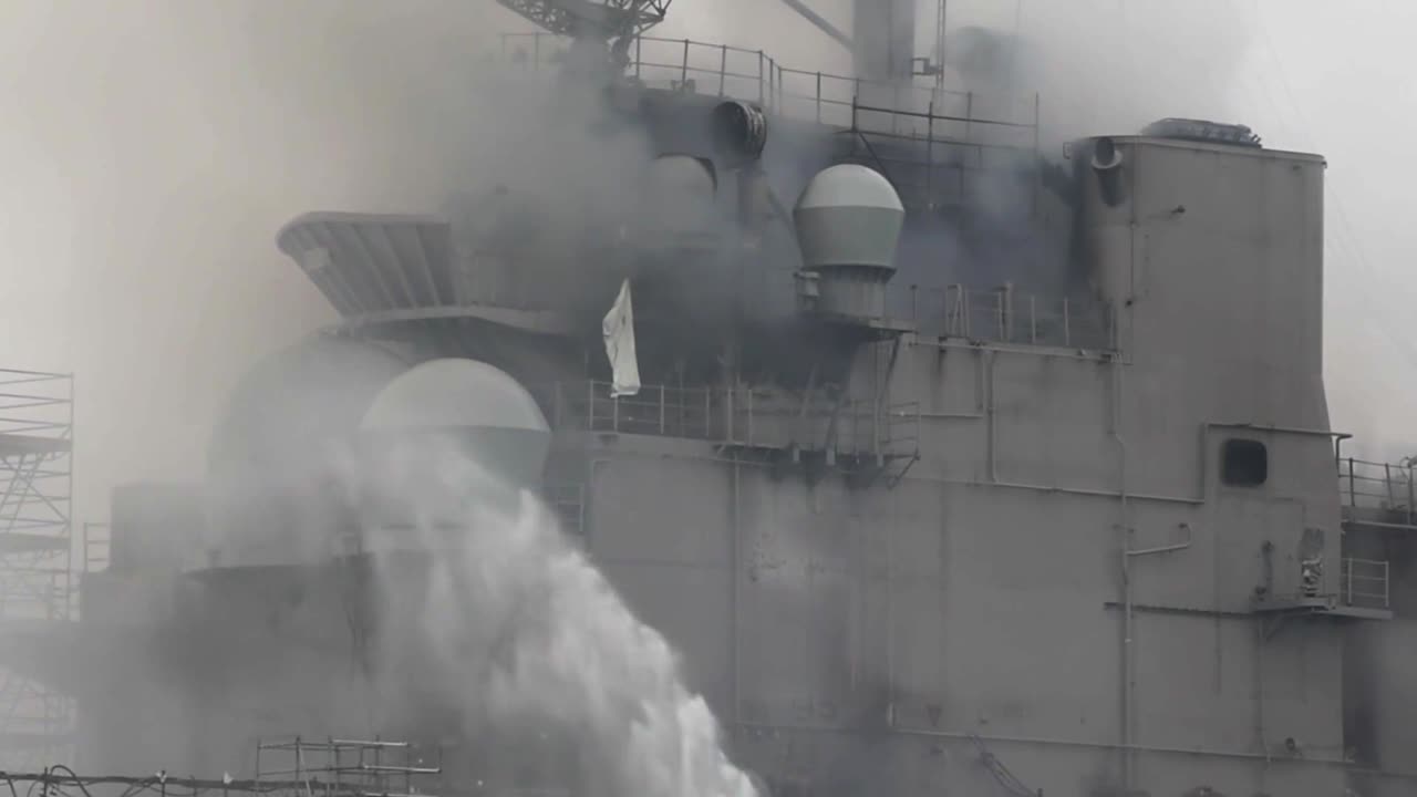 Combattere un incendio a bordo della nave d'assalto anfibio USS Bonhomme Richard attraccata presso la base navale di San Diego, CA.