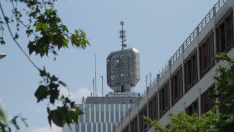 Torre-De-Radio-En-La-Parte-Superior-De-Un-Edificio-En-Ginebra,-Suiza