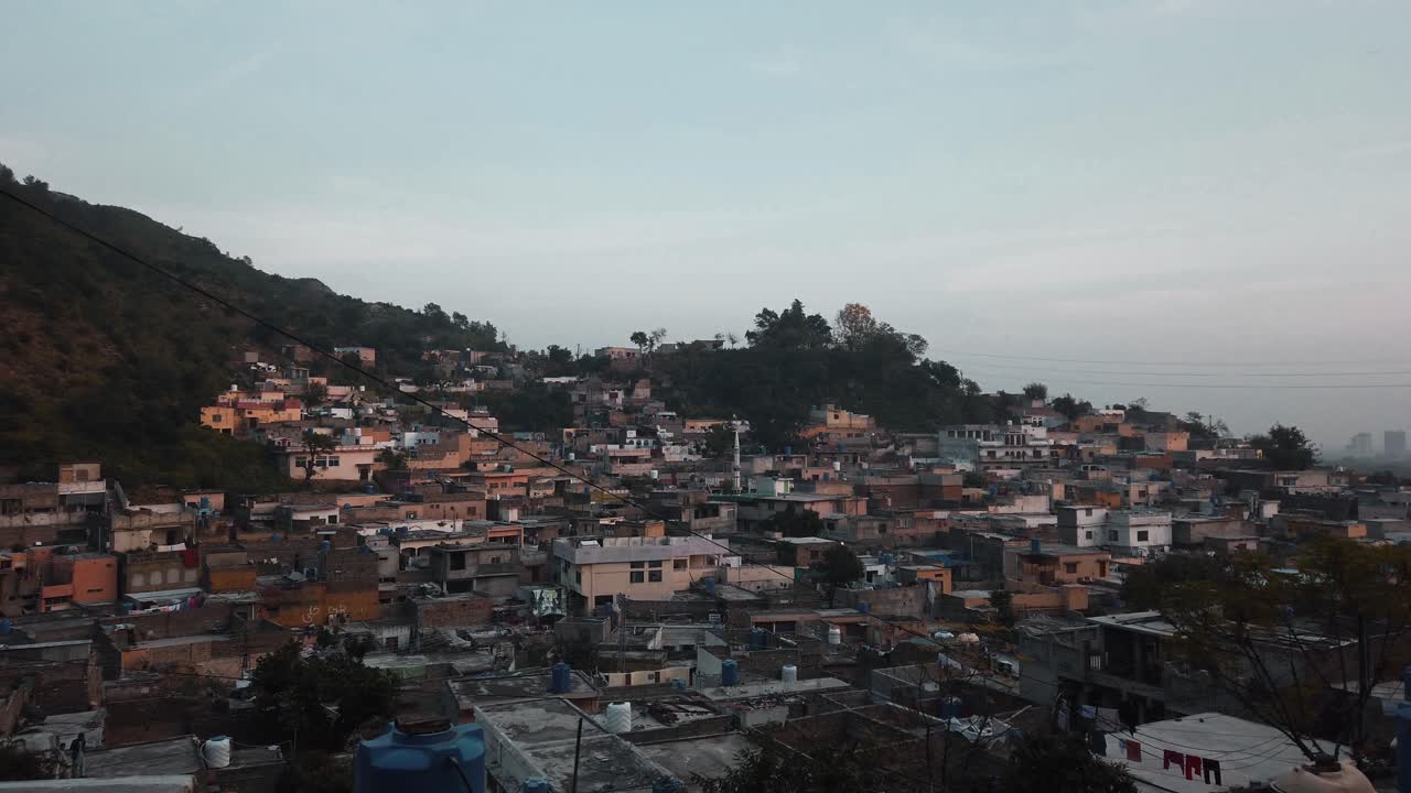 Questa è una ripresa suggestiva del villaggio di Saidpur situato sulle colline Margalla di Islamabad