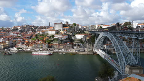 Stadtbildaufnahme-Der-Brücke-Dom-Luís-I-–-Eine-Doppelstöckige-Metallbogenbrücke,-Die-Den-Fluss-Douro-Zwischen-Den-Städten-Porto-Und-Vila-Nova-De-Gaia-In-Portugal-überspannt