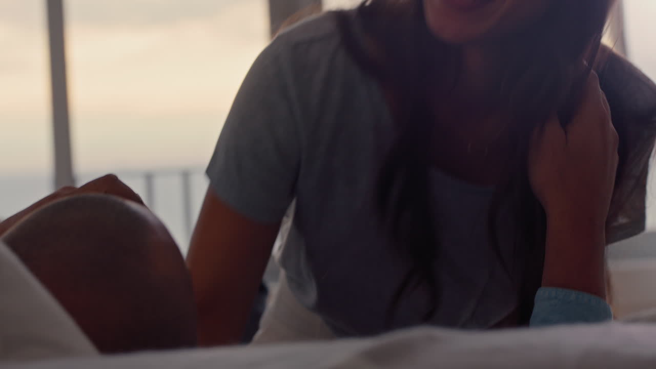 coppia felice che scatta foto insieme usando la fotocamera divertendosi rilassandosi a casa sul divano godendo di una relazione romantica fotografandosi a vicenda