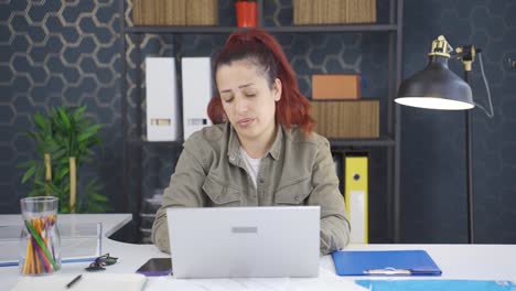 una mujer de negocios infeliz y aburrida.