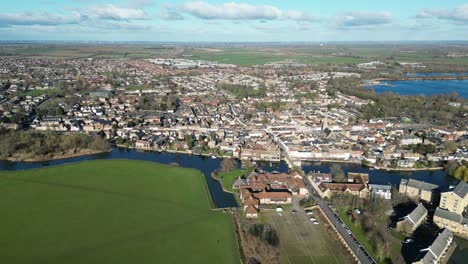 St-Ives-Cambridgeshire-Reino-Unido-Panning-Drone-Vista-Aérea