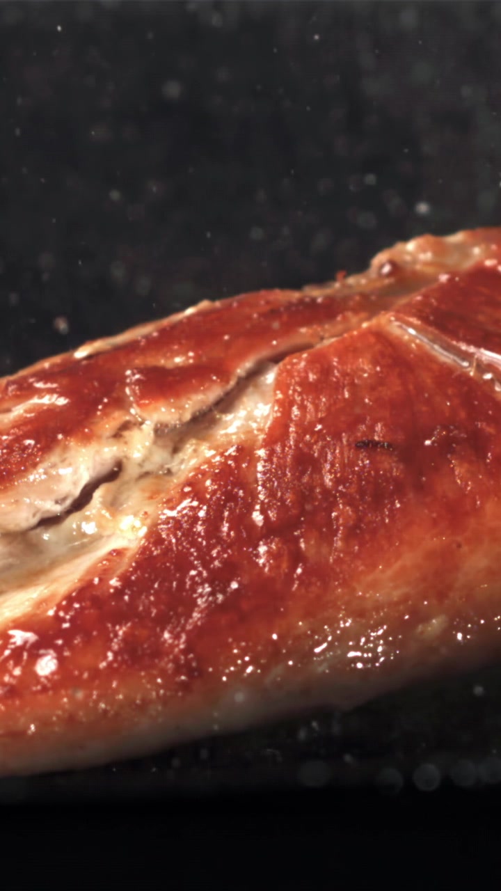 Delizioso filetto di salmone che sfrigola in una padella calda
