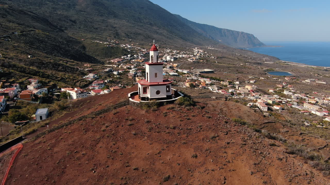 라 카리다드의 암자 궤도에서 바다가 보이는 환상적인 항공 샷