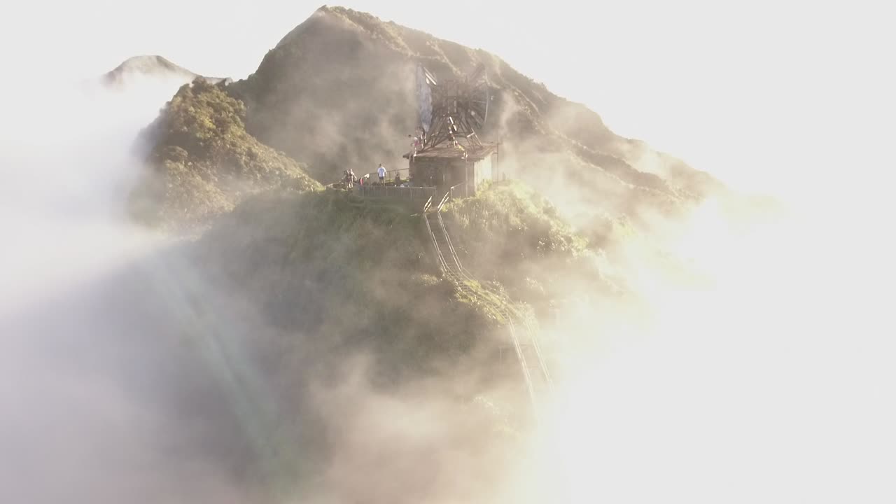 상징적인 하이쿠 계단 꼭대기의 레이더 타워