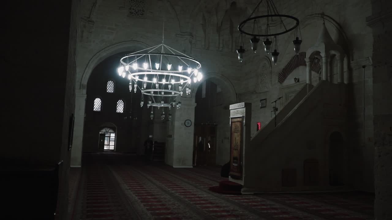 PRAYER HALL, INSIDE OF SILVAN ULU MOSQUE, HISTORIC SELAHADDIN EYYUBI MOSQUE, DIYARBAKIR, TURKEY