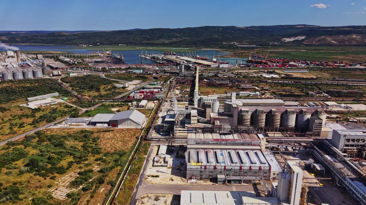 Nehir kenarında depolama siloları ve nakliye rıhtımları olan sanayi bölgesi