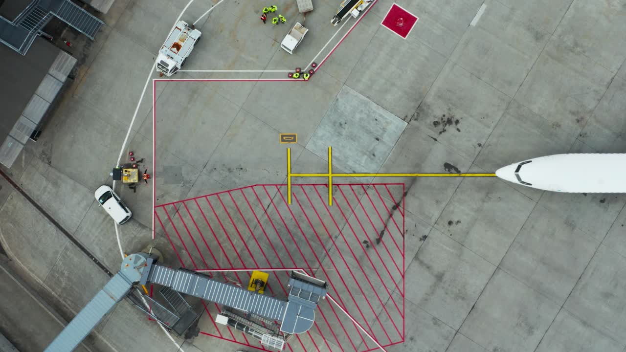 llegada del avión boeing 737 max a la puerta con el puente del jet en el puesto de estacionamiento, de arriba hacia abajo