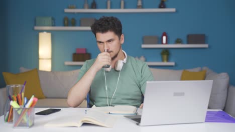 un estudiante masculino rociando perfume.