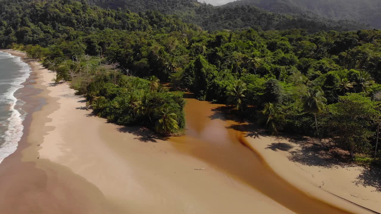 antena helicoidal del río que desemboca en la bahía de las cuevas en la costa norte de trinidad
