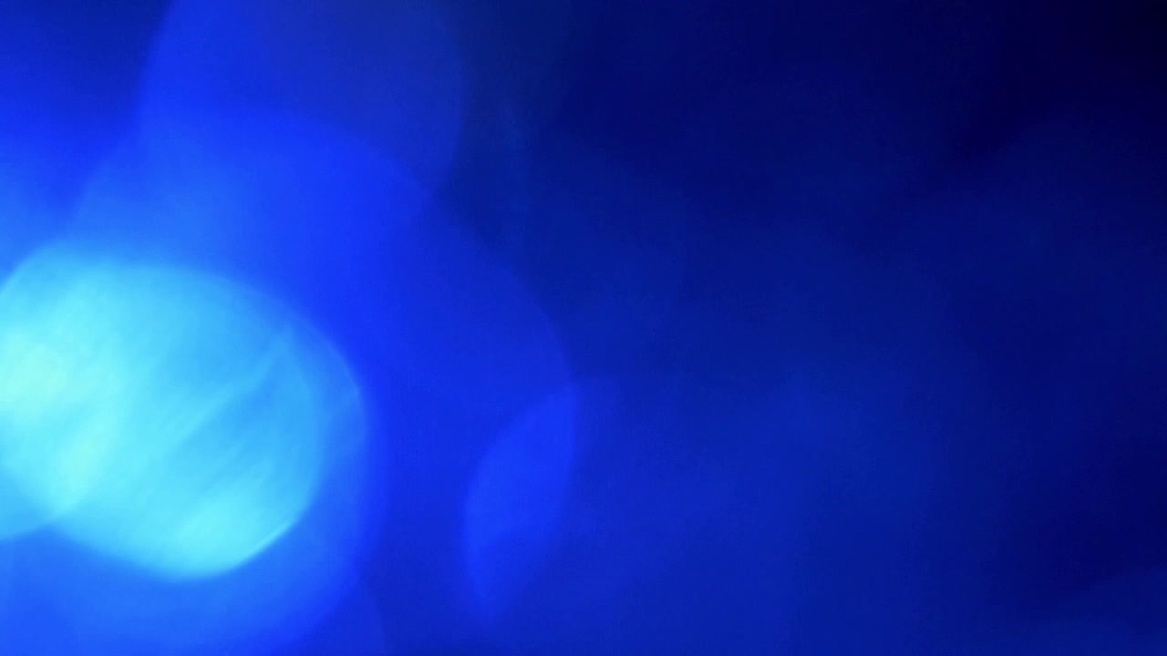 Fughe di luce bokeh blu dinamiche su sfondo scuro
