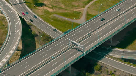 Luftaufnahme-Der-Kreuzung-Außerhalb-Von-Prag-Mit-Viadukten-Und-Kreuzungen-Mit-Verkehrssommer