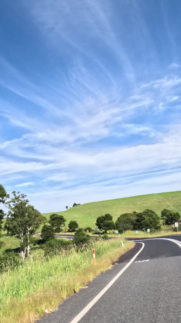 이 나는 날에 울창한 시골 지역을 여행하는 것