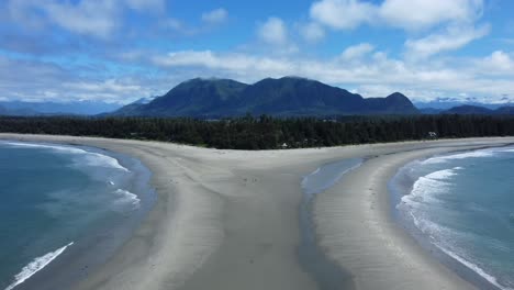 Beautiful-drone-shot-of-beach-and-mountains-on-Vancouver-Island-in-Canada