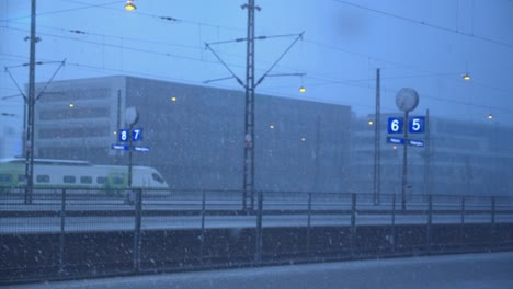 Fuertes-Nevadas-Invernales-En-La-Estación-De-Tren-De-Varias-Vías,-Día-Gris-Nublado