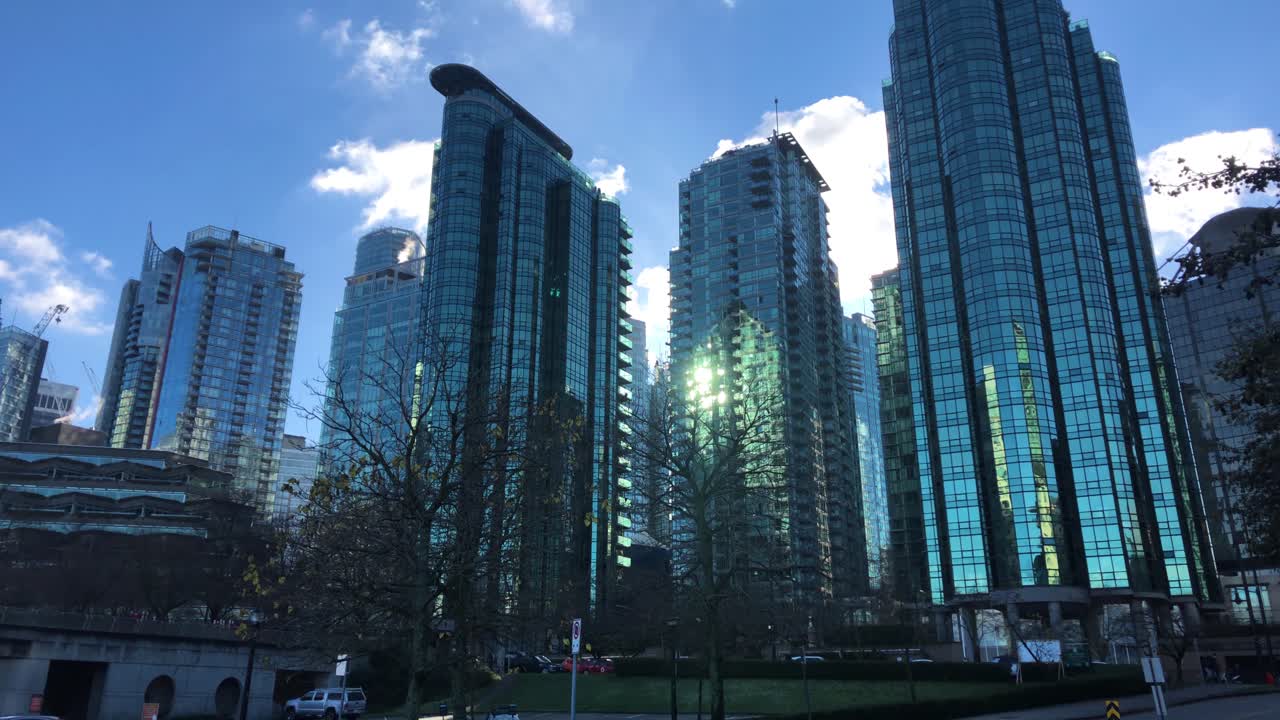 altos rascacielos de cristal en el centro de vancouver en un soleado día de invierno parcialmente nublado
