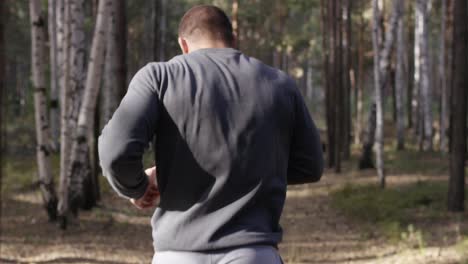 hombre caminando en un bosque