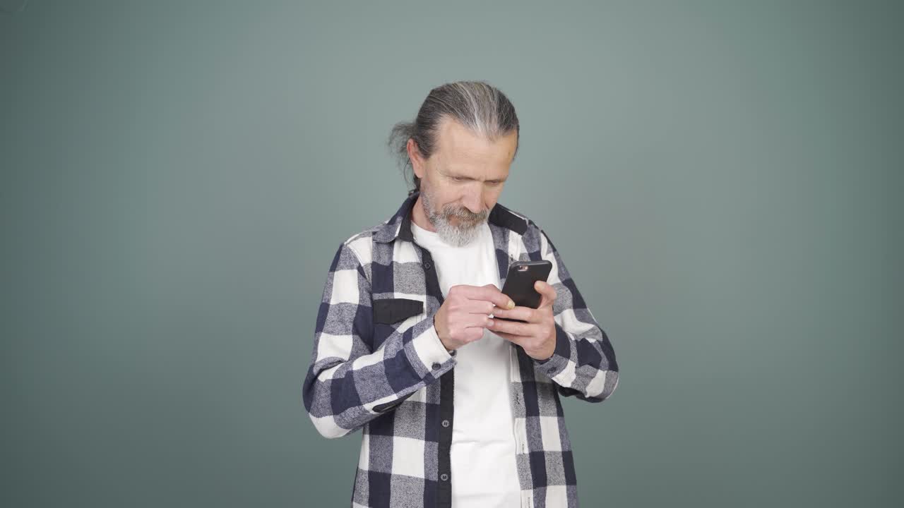 ⁇ 드폰을 보는 남자는 행복합니다.