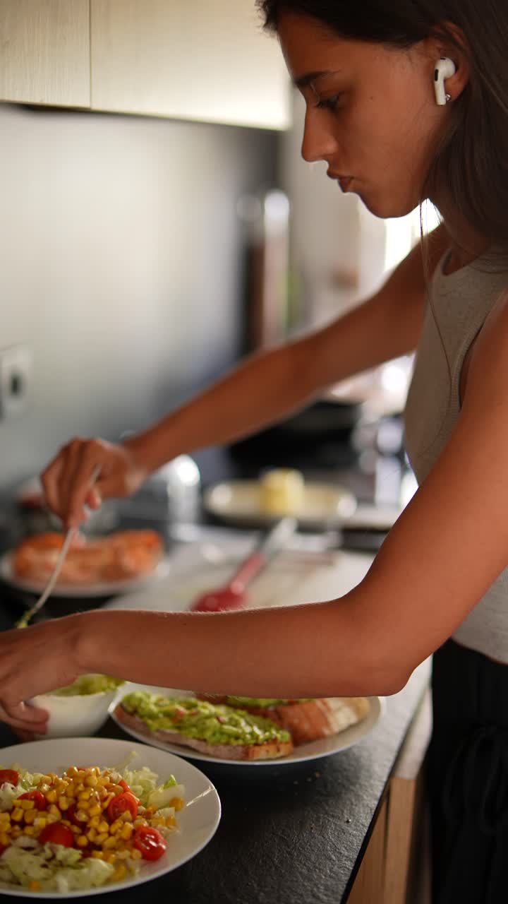 Donna che prepara avocado toast