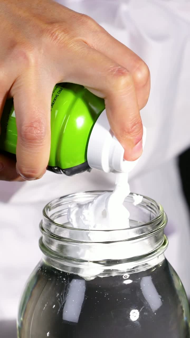 creando nubes con crema de afeitar y colorante alimentario