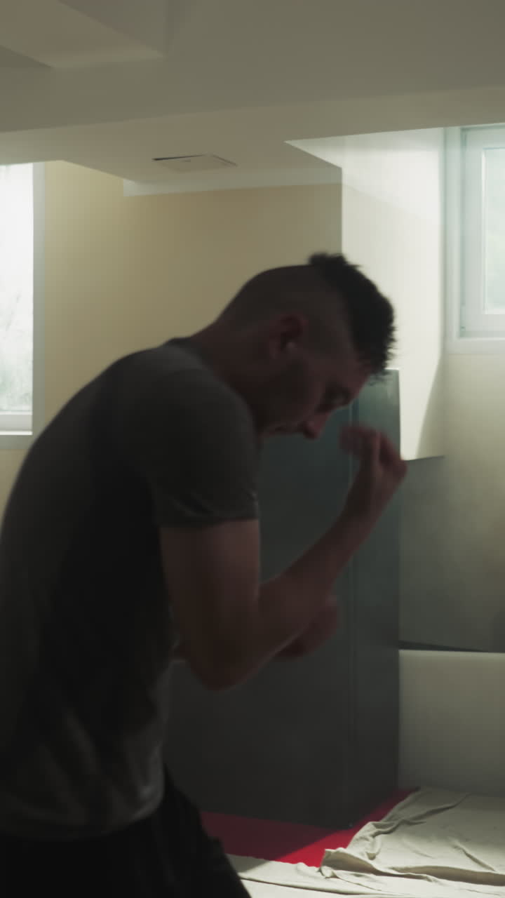 entrenador profesional en equipo de boxeo muestra a los estudiantes ejercicios básicos de lucha en un gimnasio oscuro. actividades deportivas grupales y mentor mejorando las habilidades de los hombres