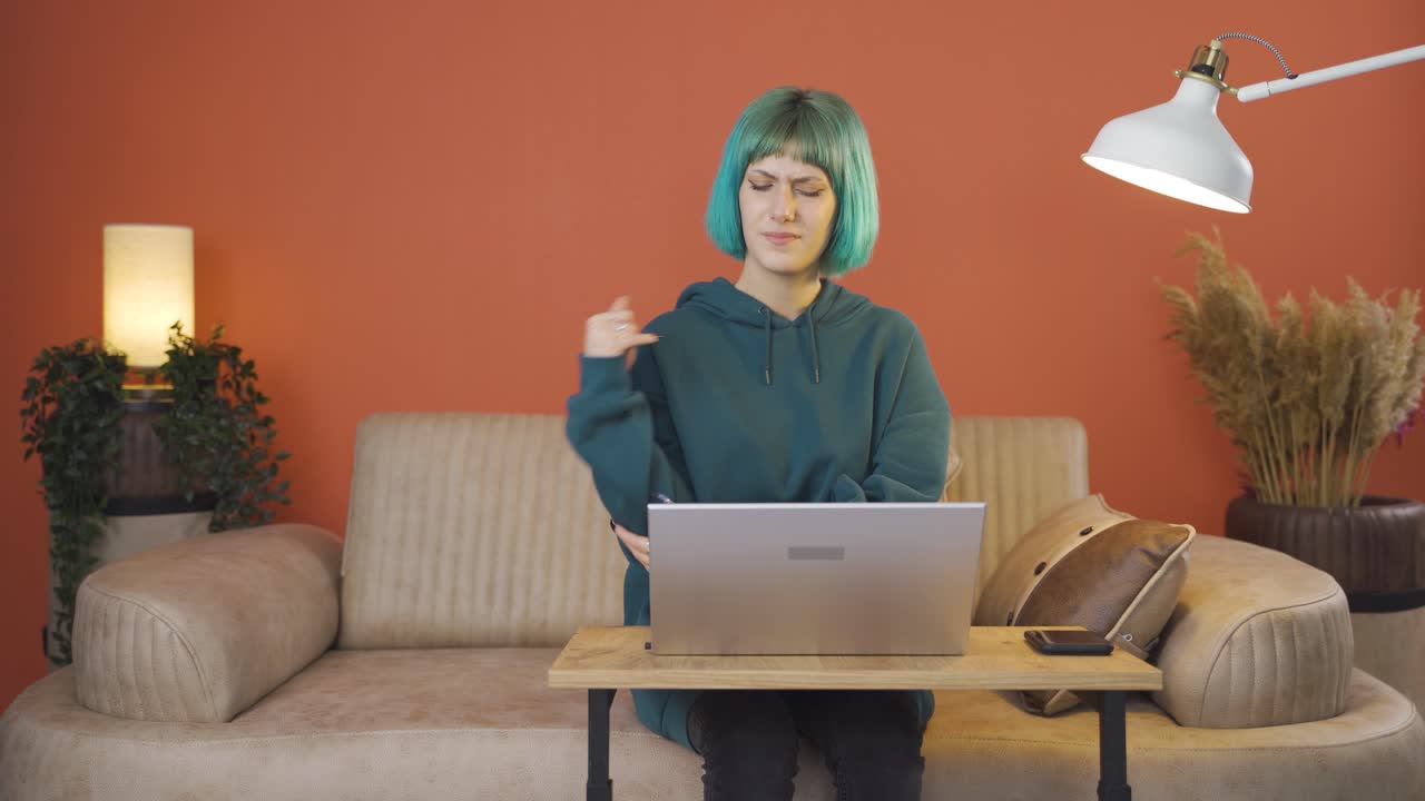 젊은 여성은 관절 통증을  ⁇ 고 있습니다.