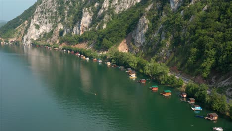 Casas-Flotantes-En-El-Hermoso-Lago-Perućac,-Serbia,-Vista-Aérea