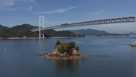 revelación de la inclinación del hermoso puente sobre el mar interior de japón, shimanami kaido