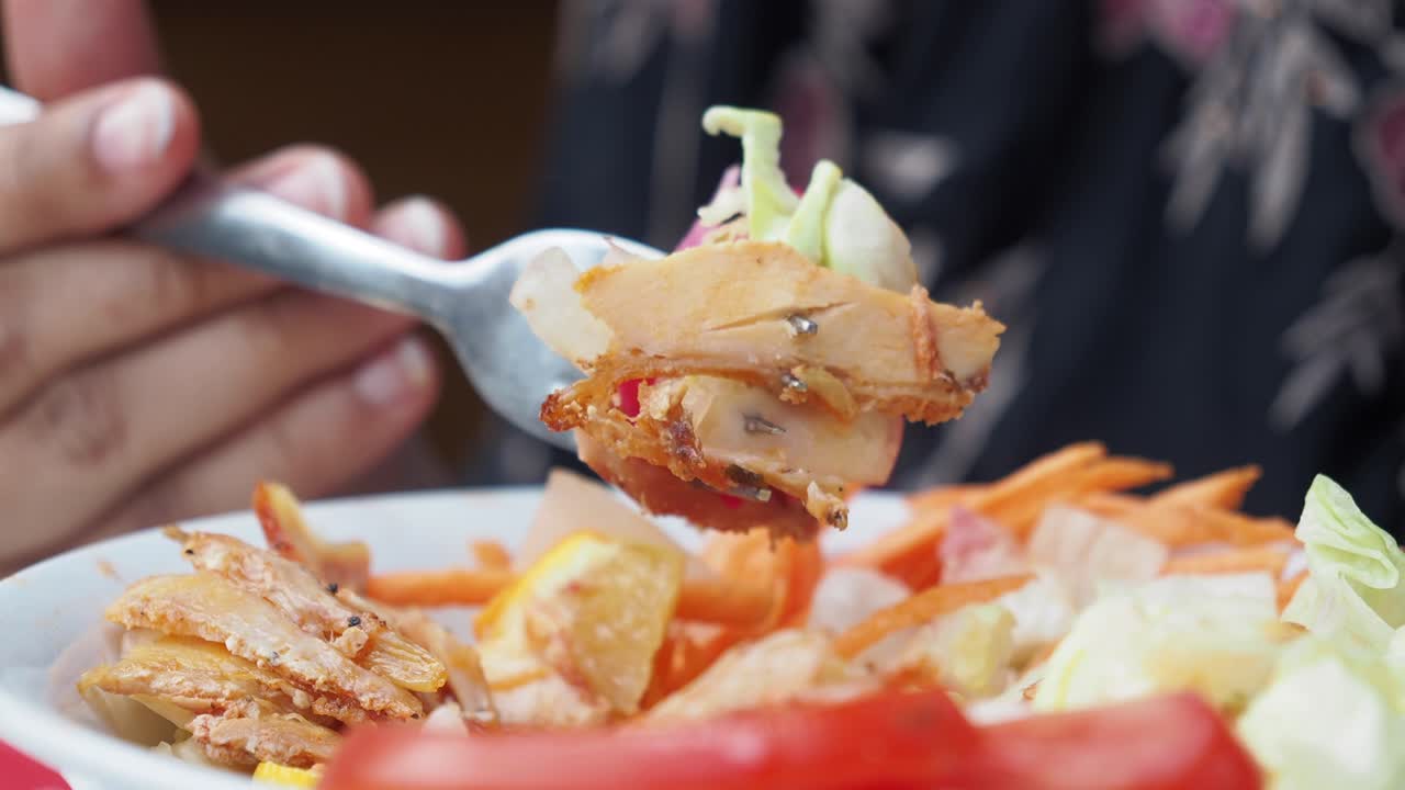 치킨 러드 한 조각을 들어 올리는 포크의 클로즈업