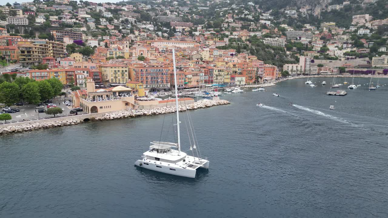 Catamarano ormeggiato al largo di Villefranche-sur-Mer Francia, drone, vista aerea