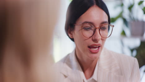 Primer-Plano-Del-Rostro-De-Una-Mujer-De-Negocios-Durante-Las-Negociaciones-Comerciales.