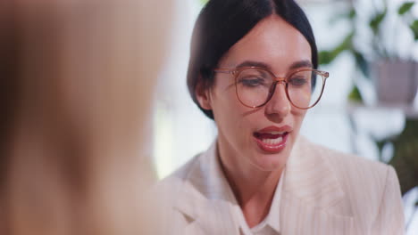 primer plano de la cara de una mujer de negocios durante las negociaciones de negocios