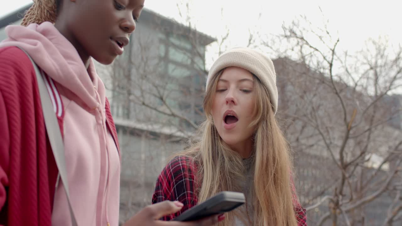 Venner går en tur på stien i byen, gestikulerer mod stilladset, tjekker kort på telefonen og drikker kaffe