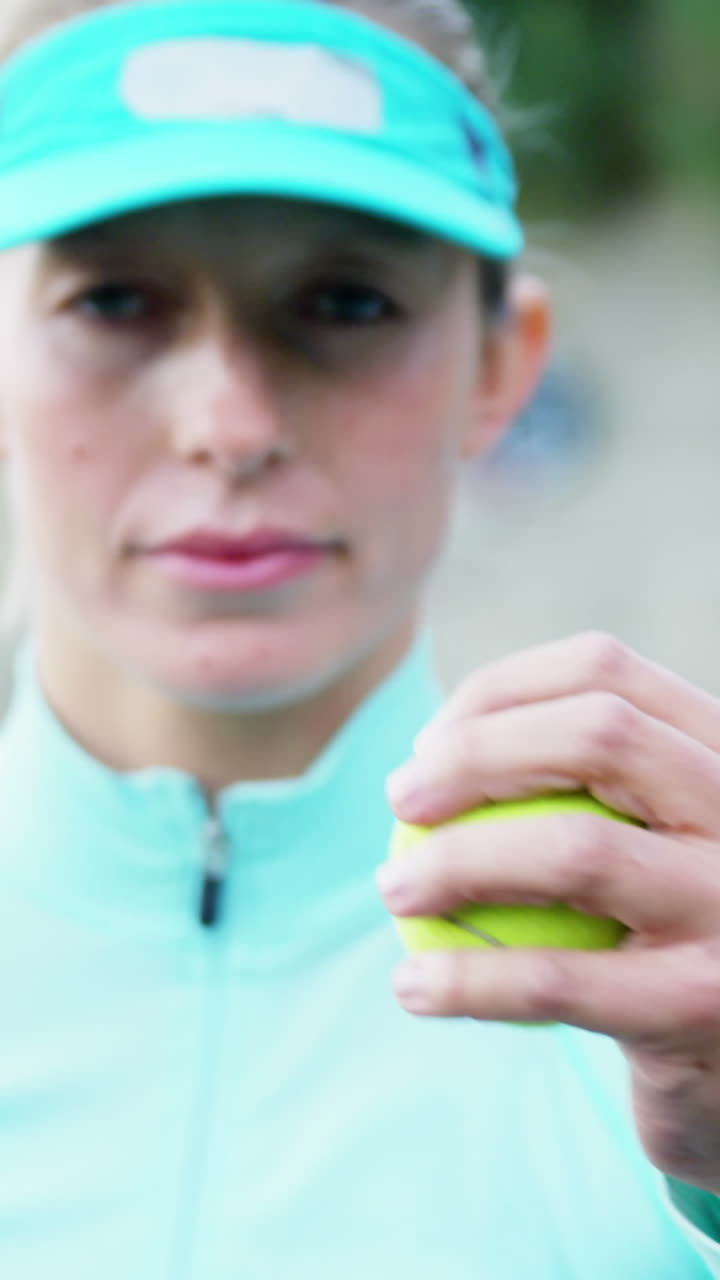 deportista activa jugando al tenis