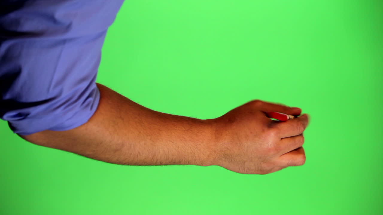 un brazo frente a una pantalla verde para ser tecleado y usado a voluntad