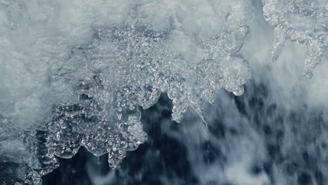 Hielo-Y-Agua-En-Primavera.-Hielo-Derritiendose.-Carámbanos-De-Primavera-Con-Gotas-De-Agua.-De-Cerca